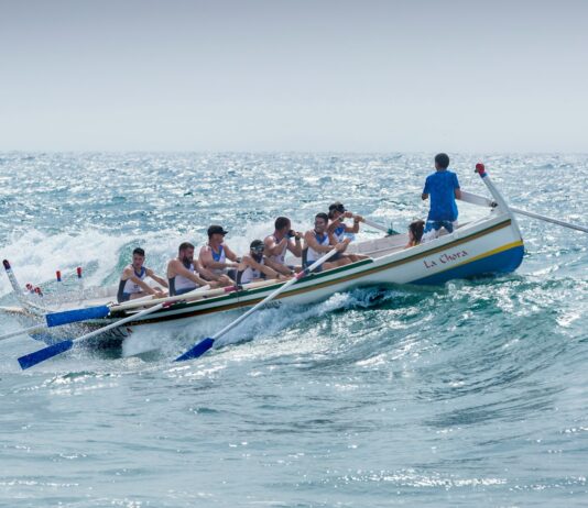 물놀이 장소에 119시민구조대 배치…여름 소방안전대책 추진 group of men riding boat