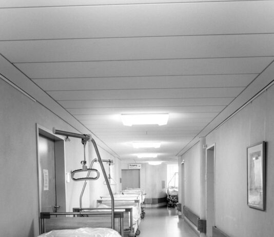 한 총리, “사법부 판단과 국민 뜻에 따라 집단행동 멈추고 복귀” 당부 white hospital bed in a room