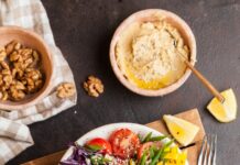 다이어트와 운동: 몸과 마음을 위한 효과적인 전략 plate full of salad with spice on top of brown board