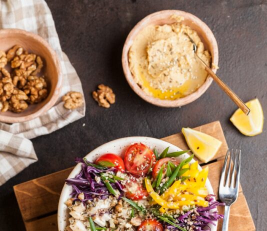 다이어트와 운동: 몸과 마음을 위한 효과적인 전략 plate full of salad with spice on top of brown board
