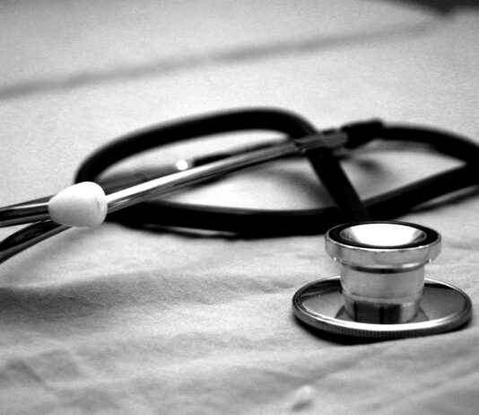 대체인력 급한 병원에 군의관 등 추가 배치…비상진료체계 강화 black and gray stethoscope