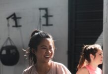 건강한 간호를 위한 기본 수칙 woman in pink long sleeve shirt and black pants holding black kettle bell