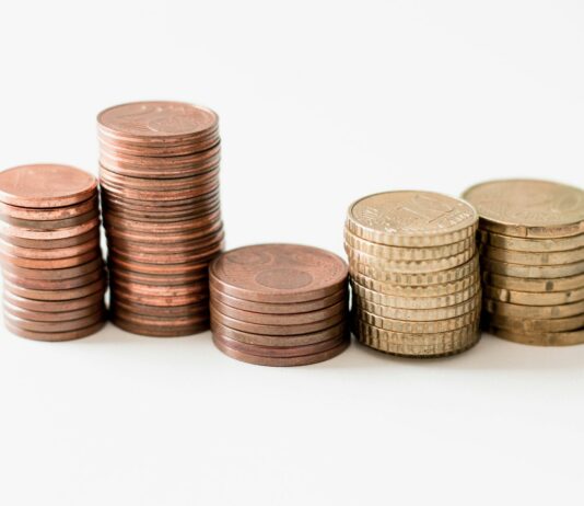 간이과세 기준 1억 400만원으로 상향…영세사업자 세부담 감소 stacked round gold-colored coins on white surface