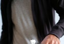 여름철 장마철 건강 관리법 man pouring water in glass