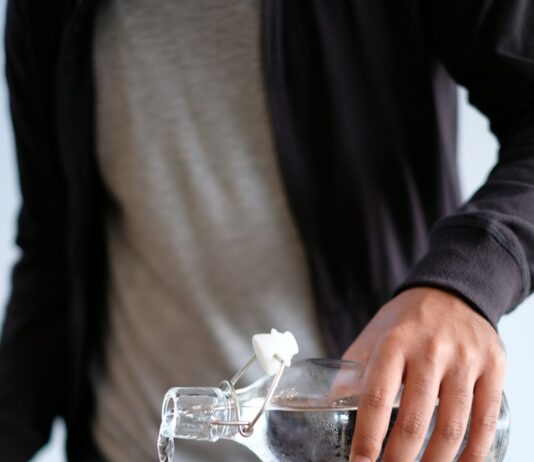 여름철 장마철 건강 관리법 man pouring water in glass