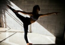 건강한 신체를 위한 일상 운동 woman doing yoga