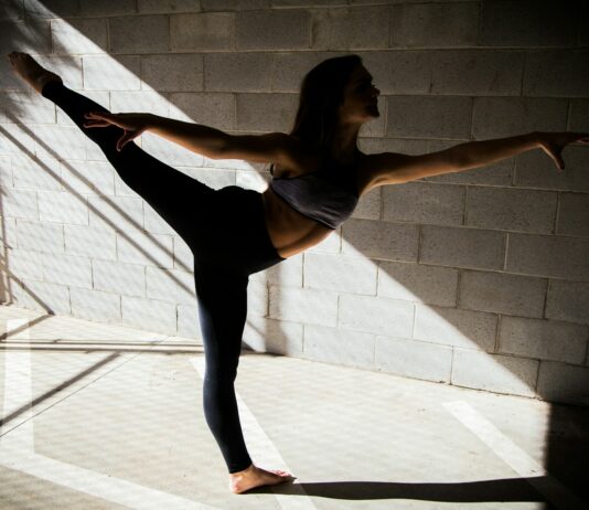 건강한 신체를 위한 일상 운동 woman doing yoga