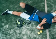 여름철 운동 시 적절한 복장 선택법 man lying on gray surface