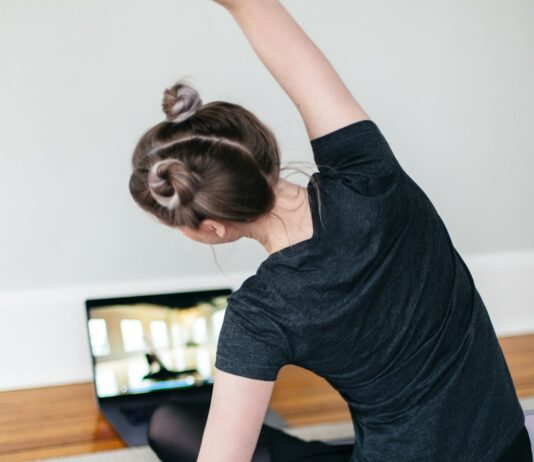 여름철 체력 강화를 위한 홈트레이닝 woman in black t-shirt and black pants lying on black yoga mat