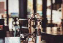 수분 섭취의 중요성: 물과 식수의 역할 clear drinking glass on table