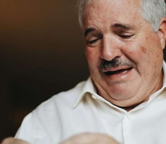 치매! 걱정보다 미리 예방하는 관악구 치매안심노리터(老利攄)로 놀러오세요 man standing near wall