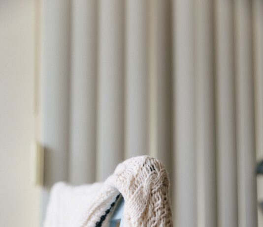 환절기 건강, 체온 관리가 핵심이다 white textile on white window blinds