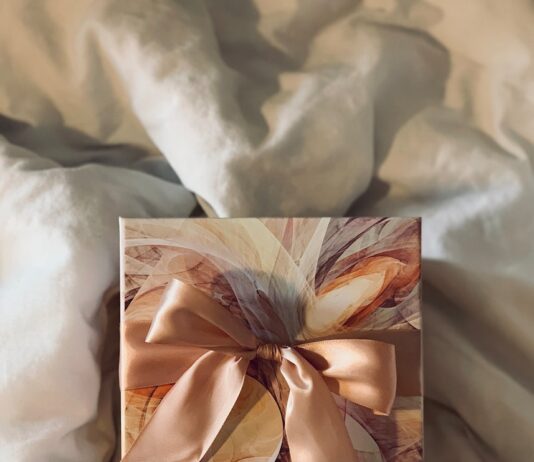 저소득가구 청소년을 위한 기프트박스 전달 white and brown floral paper on white textile