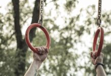 체력 키우기, 근력과 유연성 동시에 강화하기 man in black crew neck t-shirt holding red plastic ring