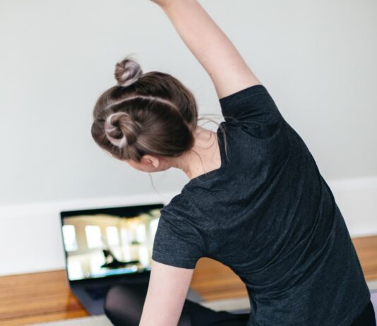 겨울철 군살 관리, 홈트레이닝이 해답 woman in black t-shirt and black pants lying on black yoga mat