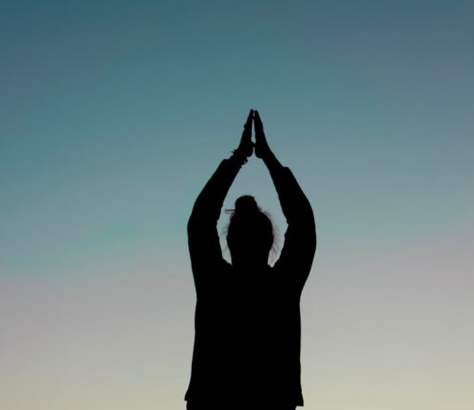스트레스와 피로 해소를 돕는 겨울철 요가 silhouette of person performing yoga