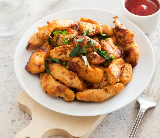 겨울철 체중 관리를 위한 저탄수화물 요리법 a plate of food