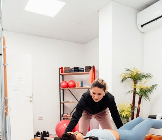 건강한 일상을 위해 시작하는 필라테스와 근력 운동 a couple of women are doing exercises in a gym