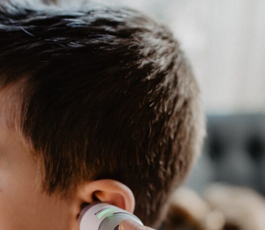 체온 관리가 면역력과 신진대사에 미치는 영향 man holding white and gray bottle