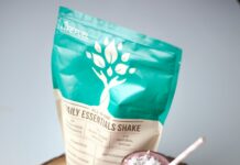 운동과 영양 시너지로 노화관리 pink liquid in clear drinking glass