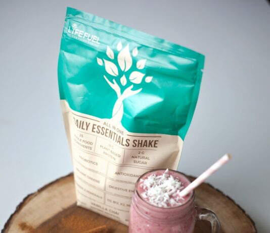 운동과 영양 시너지로 노화관리 pink liquid in clear drinking glass