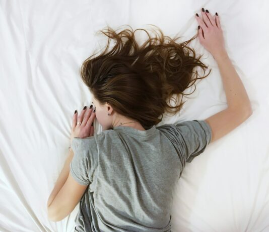 운동이 가져오는 정신적 신체적 긍정적인 변화: 혜택 Copy woman laying on bed
