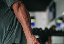 뇌 건강을 향상시키는 운동 man in gray t-shirt and black pants holding black corded headphones