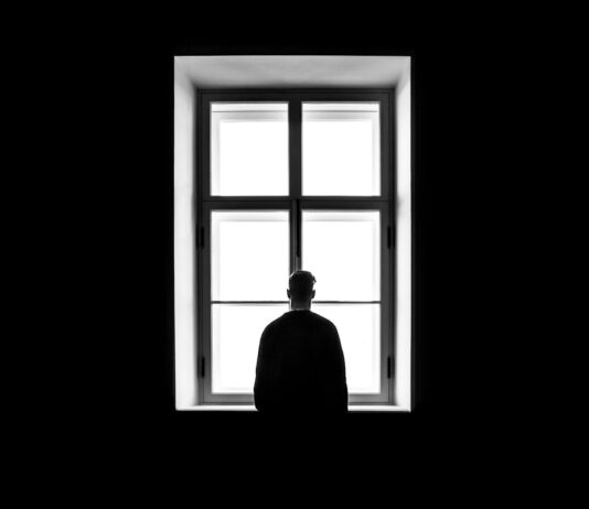 심리 상담도 앱으로 한다…MZ세대, 디지털 멘탈 헬스 시대 열다 man standing in front of the window