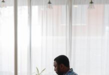 “오래 앉아 있으면 왜 허리가 아플까?”… 잘못된 자세보다 무서운 건 ‘정지’ man in blue and white plaid dress shirt sitting on chair using laptop computer