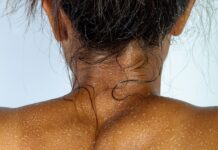 “아침에 손이 붓고 저릿해요”…초여름 수면자세와 부종의 관계 topless woman with brown hair