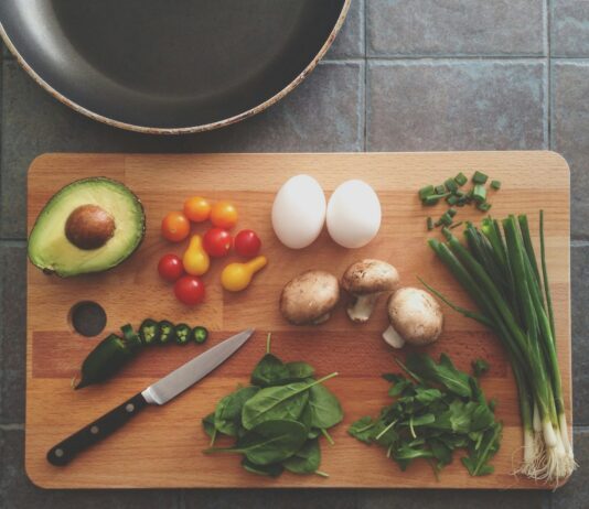 다양한 식품 조합으로 만나는 건강한 식단, 당신의 몸에 꼭 맞는 메뉴 찾기 avocado, tomatoes, eggs, mushrooms, spring onions, and leaves