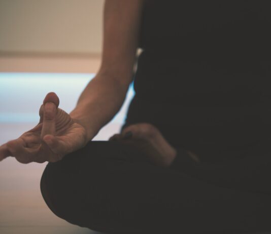 명상을 통해 스트레스와 불안을 관리하는 방법 person doing yoga on floor