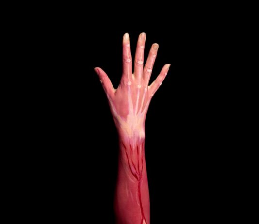 “갑자기 멍이 잘 들어요”… 혈관 나이, 생각보다 더 빨리 늙고 있을 수 있습니다 persons left hand with pink paint