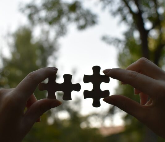 뇌건강 지키려면? 실천해야 할 생활습관 5가지 a person holding two pieces of a puzzle