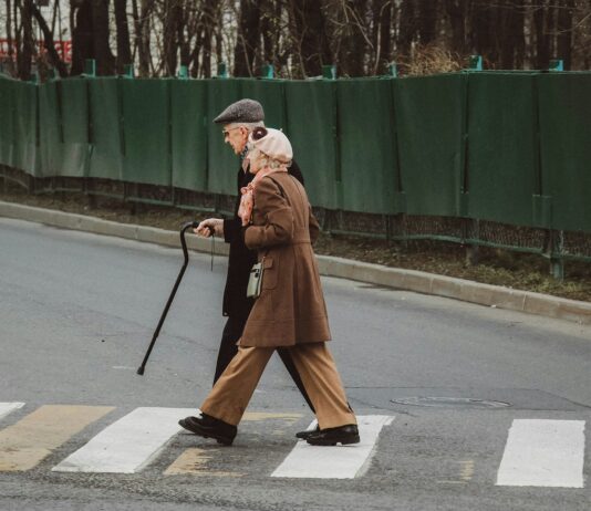 초고령 사회 눈앞… 고가 치료제·의료비 부담 사회적 논의 본격화 man and woman walking on pedestrian line during daytime