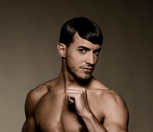 근육, 우리 몸을 지탱하는 힘과 건강의 핵심 topless man wearing black shorts