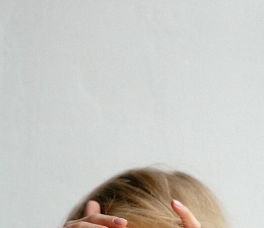 “앉아만 있어도 목이 뻐근해요”… 2030도 조심해야 할 ‘거북목’과 목 디스크 woman covering her breast with her hand