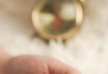 “손톱이 자꾸 갈라지고 깨져요”… 단순한 미용 문제가 아닐 수도 있습니다 persons feet on white textile