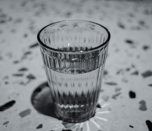 아침 첫 행동이 바꾸는 ‘신체 리듬’ clear drinking glass on white and black textile