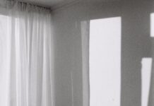 죽음 후 나눔의 문 열리다… 연명의료 중단 후 기증 문턱 낮춘다 A bed sitting in a bedroom next to a window