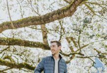 똑똑하게 건강 챙기는 ‘마음 챙김 걷기’, 일상 속 실천법 인기 man in blue jacket standing on pathway during daytime