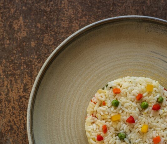 내 몸을 위한 식단 관리, 실생활에서 쉽게 시작하는 최신 트렌드 a plate of rice with vegetables
