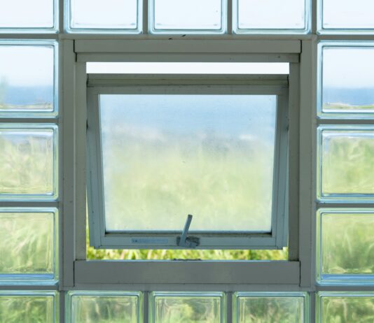 아침 루틴의 힘, 바쁜 일상 속 건강 지키기 Open window in glass block wall overlooking landscape