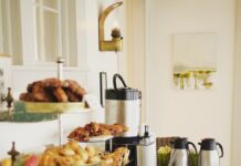 출퇴근길 걷기부터 사무실 스트레칭까지, 직장인 건강 챙기기 실천법 a table with a bunch of food on it