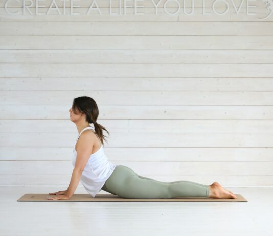 여행지에서의 필라테스: ‘호캉스’ 대신 ‘필캉스’, 여행 중에도 무너지지 않는 신체 밸런스 유지법 Woman doing cobra pose on yoga mat