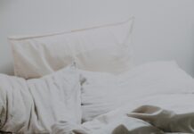 수면의 질 개선, 내 몸을 위한 작은 변화가 건강을 지킨다 white pillows and bed comforter