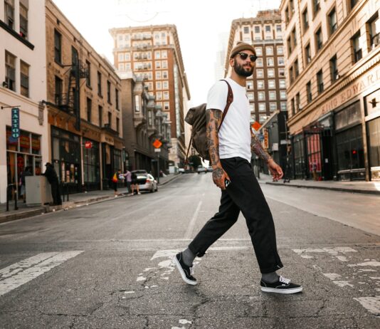 바쁜 직장인, 건강 챙기기―요즘 트렌드는 ‘짧고, 쉽게, 자주’ man in white long sleeve shirt and black pants standing on road during daytime