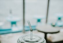 ‘마시는 물’이 건강 트렌드? 현명하게 수분 챙기는 생활 습관 clear plastic disposable cup on top of black surface