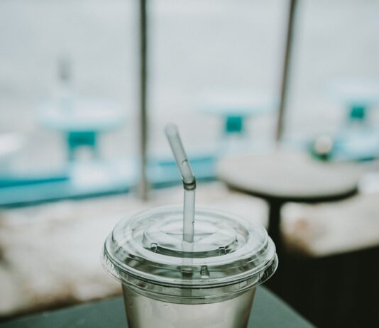 ‘마시는 물’이 건강 트렌드? 현명하게 수분 챙기는 생활 습관 clear plastic disposable cup on top of black surface