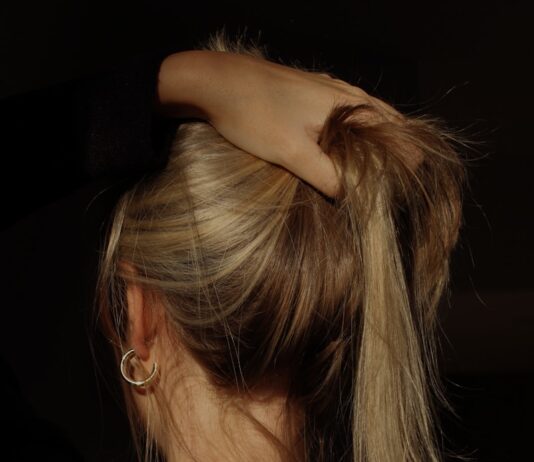 “새로운 모발 건강 트렌드, ‘두피 루틴’으로 탈모 고민 덜어내자” a woman with her hair in a bun